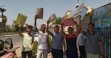 طلاب الثانوية يتسلمون بيانات النجاح من المدارس لتقديمها لمكتب التنسيق.. صور