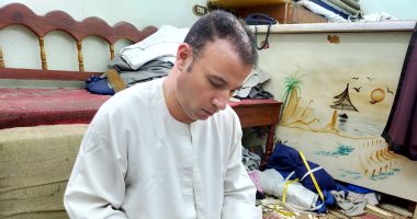 إيده تتلف فى حرير.. إبراهيم 35 سنة بيصنع جلاليب بلدي بالغربية.. فيديو وصور