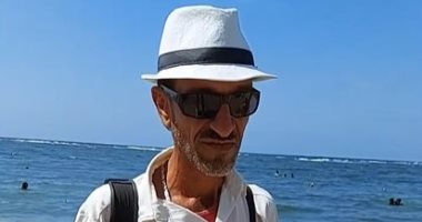 "أحمد" مصور شاطئ من 30 سنة بالإسكندرية.. يتحدى تكنولوجيا الموبايل.. لايف