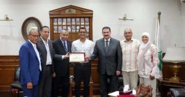نقيب المهندسين يستقبل أحمد أسامة بطل أوليمبياد طوكيو ويمنحه درع النقابة 