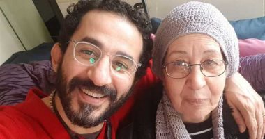 "سنة حلوة يا جميل يا مُز أنت".. أحمد حلمى يحتفل بعيد ميلاد والدته
