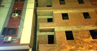 برج 9 طوابق تحت الإنشاء يميل على عمارة مجاورة فى المنصورة.. فيديو وصور