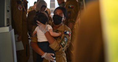 ماكرون يوثق استقبال بلاده لطفل أفغانى بصورة.. ويعلق: "شرف لفرنسا.. أهلا بكم"