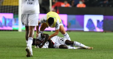 سقوط لاعب بشكتاش مغشيا عليه خلال لقاء غازى عنتاب بالدوري التركي.. فيديو