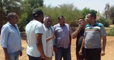 لجنة بمحافظة أسوان تتابع مشروعات حياة كريمة بقرى العون الغذائى.. صور