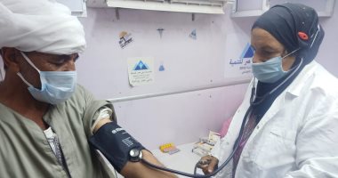 كشف طبي وعلاج بالمجان لـ260 مواطنا ونظارات فى قافلة طبية بأبو صالح ببنى سويف