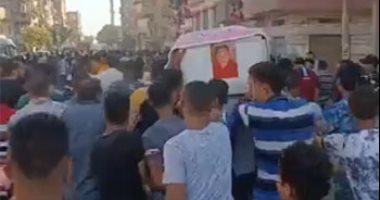 جنازة مهيبة للطفل شهيد لقمة العيش في الدقهلية.. أصدقاؤه يصابون بالإغماء في المقابر من هول الصدمة.. ووالدته: طلب مني أخطب بنت جارتنا رغم صغر سنهما.. كان مجتهدا ويساعد فى مصاريف البيت ويقبل يدي يوميا.. فيديو