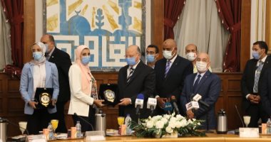 محافظ القاهرة يهدى درع المحافظة لأبطال مصر فى أولمبياد طوكيو.. صور