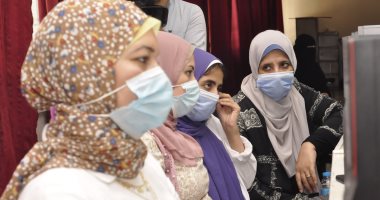 طلاب المرحلة الأولى يتوافدون على معامل التنسيق بجامعة المنيا لتسجيل الرغبات.. صور