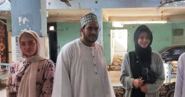 مكارم الأخلاق.. محمد صلاح يسهم في إسلام إنجليزيتين.. الفتاتان تشهران إسلامهما بأسوان.. وتؤكدان: تأثرنا بأخلاق اللاعب المصرى.. ونحفظ الفاتحة وبعض السور والأحاديث.. والمعاملة بمصر صححت المفهوم الخاطئ بالغرب.. صور