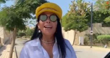 أحمد حلمى يمازح زوجته منى زكى وينشر فيديو طريف: اوعى حد يقولها إنى نزلته