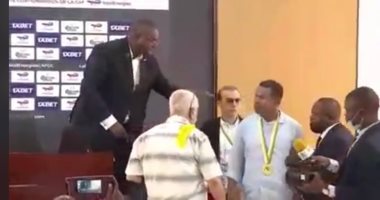 كاف يحرم صحفيا جزائريا من حضور كل مبارياته ويصف تصريحاته بـ"البذيئة".. صور