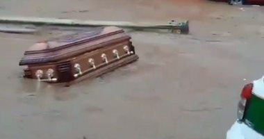 "نعوش" تطفو على مياه الفيضانات في شوارع المكسيك.. فيديو