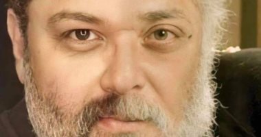 محمد محمود عبد العزيز ينشر صورة مركبة له ولوالده: ملامحك كلها منى يادوب الشكل متغير