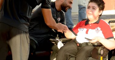 صور.. لاعبو الزمالك يلتقطون صورا تذكارية مع ذوى الهمم