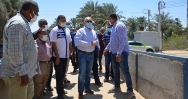 محافظ الأقصر يتابع العمل فى المشروعات التنموية بالطود والبياضية.. صور