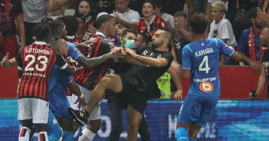 جماهير نيس تقتحم الملعب وتعتدي على لاعبي مارسيليا في الدوري الفرنسي.. فيديو