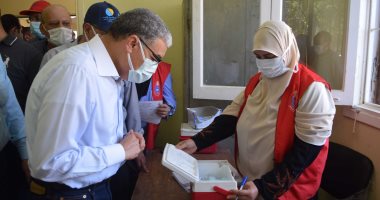 محافظ المنيا يتابع تلقى المواطنين لقاح كورونا بمراكز الشباب.. صور