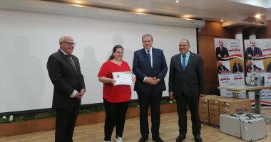 توزيع ماكينات خياطة وحقائب معدات على شباب الدورات التدريبية ببورسعيد.. صور