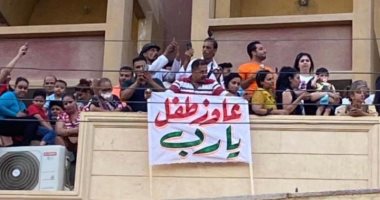 طبيب مسلم يعلن تكفله بعلاج قبطى صاحب لافتة "عاوز طفل يارب" بدير درنكة بأسيوط