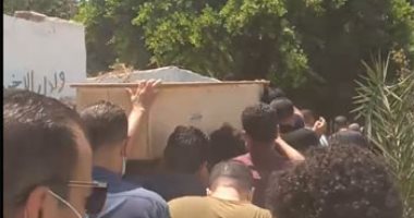 تشييع جثمان والدة أحمد حسن لدفنها في مقابر العائلة بالمنيا.. فيديو