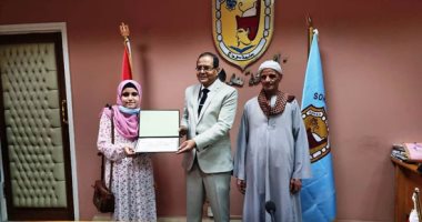 القائم بأعمال رئيس جامعة سوهاج بستقبل الحالصلة على منحة الطب بالورود.. صور وفيديو