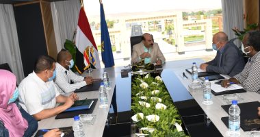 محافظ أسوان يطالب "التعمير" بالإسراع بمعدلات تنفيذ مشروعات حياة كريمة