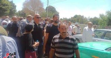 "مع السلامة يا أمى".. أحمد حسن يلقى نظرة الوداع على والدته ويدعو لها أمام المقابر.. نجوم الكرة المصرية يشاركون فى تشييع الجثمان بالمنيا.. وعبد الظاهر السقا وهشام حنفى ومحمد يوسف أبرز الحضور.. فيديو وصور