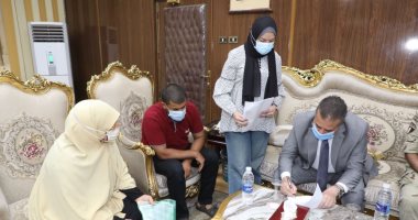 محافـظ المنوفية يلتقى بمواطنين لبحث مطالبهم ويقرر صرف مساعدات مالية عاجلة لهم