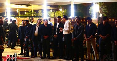 عصام كاريكا وخيرى رمضان أول الحاضرين لـ عزاء حماة محمد رمضان