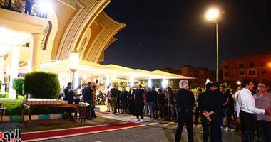 مصطفى كامل وأحمد فهمي في عزاء والدة زوجة محمد رمضان 