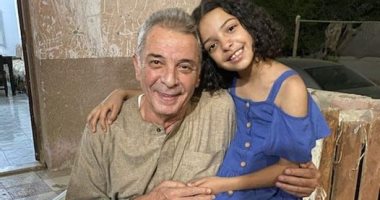 "بصورة مع التورتة" محمود حميدة يحتفل بعيد ميلاد ابنة شقيقه الراحل