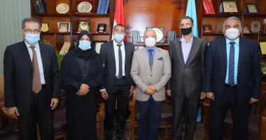 رئيس جامعة طنطا يكرم الطالب المثالى على مستوى الجمهورية