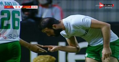 عمر كمال يعتدي بالضرب على مصطفى شلبي في مباراة المصري وإنبي.. فيديو