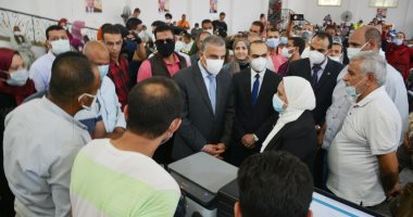 محافظ سوهاج يتفقد فعاليات القافلة الطبية لتطعيم ذوى الإعاقة ضد "كورونا" 