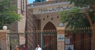 وصول جثمان والدة الكابتن أحمد حسن مسجد السلام لأداء صلاة الجنازة.. لايف