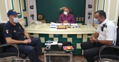 رئيس مدينة الأقصر يناقش مع رجال الأمن حل مشكلة شارع مدرسة الصنايع.. صور