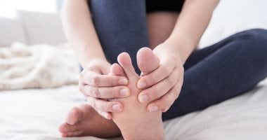 أعراض تظهر بالساقين تدل على إصابتك بأمراض القلب.. منها برودة إحدى القدمين