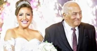 مي كساب تستعيد ذكرياتها بصورة مع والدها: "كنز حياتى ربنا يقومك بالسلامة"
