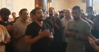 صلاة الجنازة على  جثمان والدة الكابتن أحمد حسن بالمنيا ودفنها فى مغاغة ..لايف
