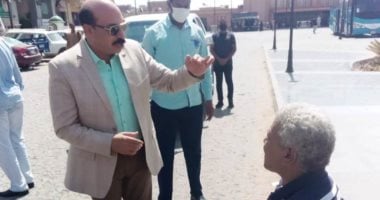 محافظ أسوان يستجيب لمقترحات أحد ذوى الاحتياجات لتسهيل حركة سيرهم بالشوارع