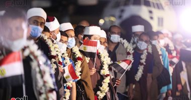صور.. العالم هذا الصباح.. الجالية المصرية فى أفغانستان تصل أرض الوطن بعد جهود تأمين عودتهم.. مجار مائية تمنح مدينة صينية جمالا لا يضاهى.. مصممة أزياء بريطانية تخطف الأنظار بملابس متطابقة مع كلبها المدلل