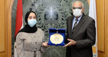 رئيس جامعة المنصورة يكرم الأولى على الثانوية العامة.. صور 