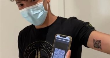 شاب إيطالي يثبت تلقيه لقاح كورونا بوشم "QR" على يده.. صور