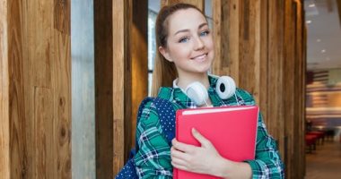 سنة أولى جامعة.. اختارى ملابسك بطريقة مميزة  وبدون مبالغة واهتمى بالإكسسوار