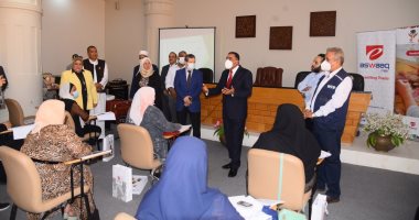 محافظ مطروح يتفقد ورشة عمل أولى فعاليات منصة التسويق الإلكترونى
