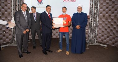 محافظ مطروح يكرم أوائل الثانوية العامة والأزهرية والفنية.. صور