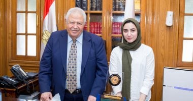 نقيب المحامين يكرم الأولى على الثانوية العامة علمى رياضة ويهديها درع النقابة