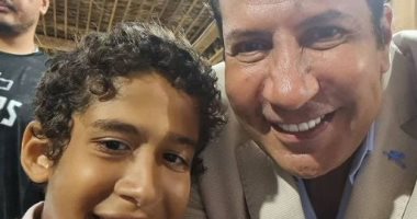"يارب حد يجبر بخاطره".. حكاية صورة هاني رمزي مع طفل من معجبيه