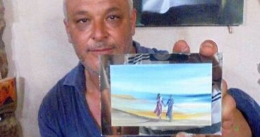 فنان تونسي يحول النفايات بجزيرة مهملة إلى تحف فنية ويبيعها للزائرين .. صور